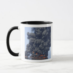 Tasse Les nuages foncés de la fumée et du feu émergen