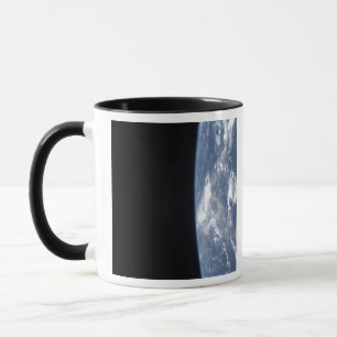 Tasse L'horizon terrestre et la noirceur de l'espace 2