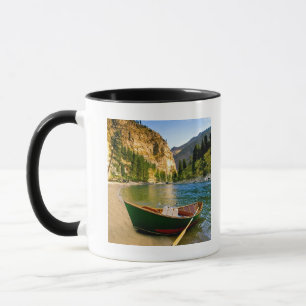 Tasse L'IDAHO, bateau de pêche sur une plage sablonneuse