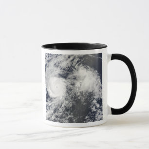 Tasse L'ouragan Felicia et le cyclone Enrique à l'est de