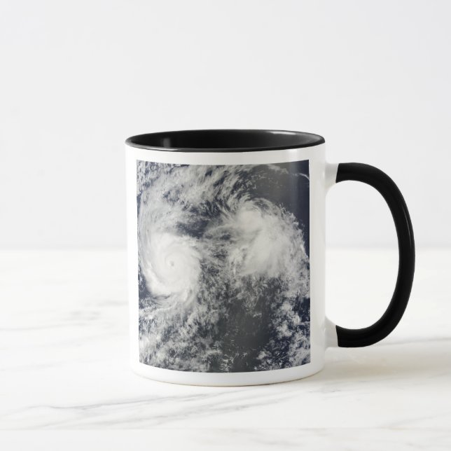 Tasse L'ouragan Felicia et le cyclone Enrique à l'est de (Droite)