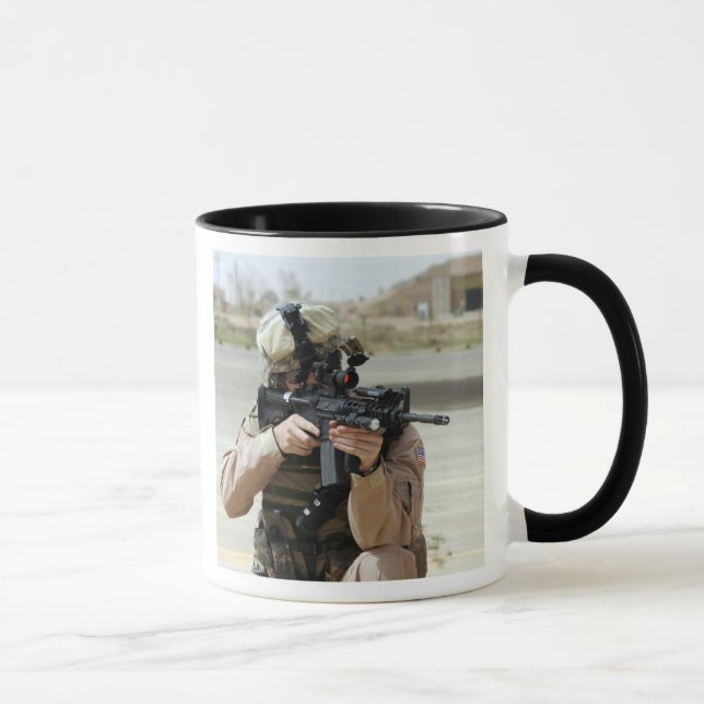 Tasse L'US Air Force Airman assure la sécurité (Droite)