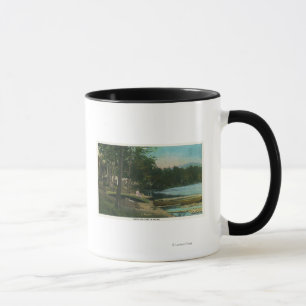 Tasse MaineView d'une femme sur un canoë par le rivage