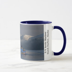 Tasse Marin arctique, bateau de crabe dans le port