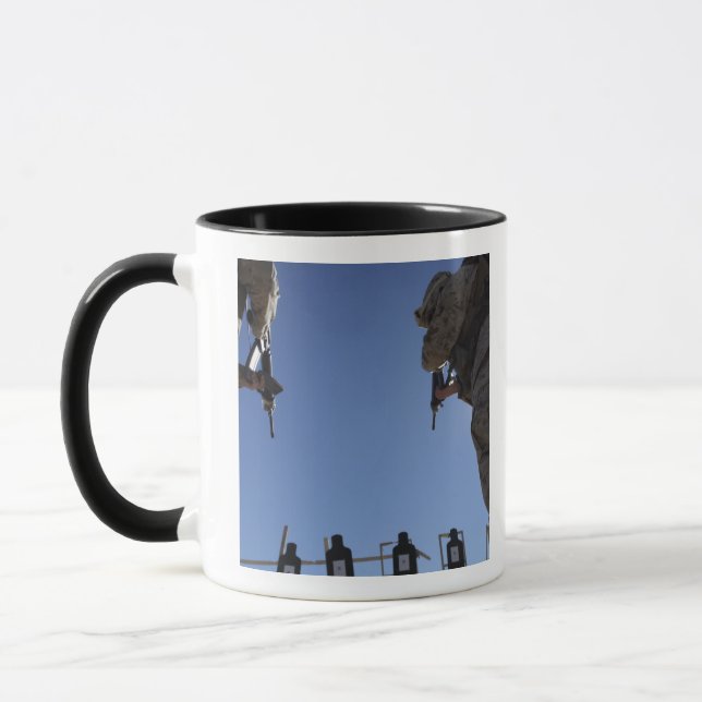 Tasse Marines change de magazines en plein feu (Gauche)