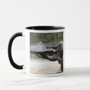 Tasse Marines mettant le feu à des fusils de chasse