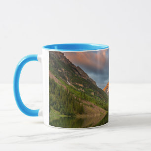 Tasse Maroon Bells se reflètent dans le lac Maroon calme