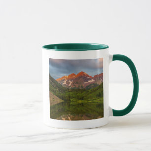 Tasse Maroon Bells se reflètent dans le lac Maroon calme