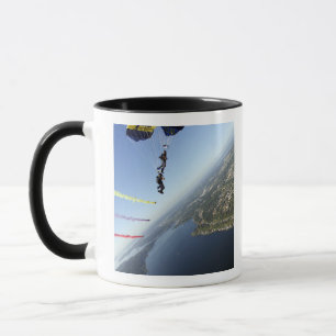 Tasse Membres de l'équipe de parachutistes de la marine 