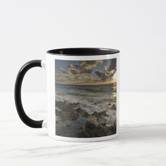 Tasse Mer des Caraïbes, îles Caïmanes.  Ondes écrasantes (Gauche)