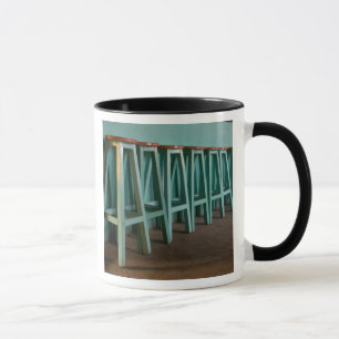 Tasse Mexique, Oaxaca, Tabourets de bar verts alignés le