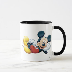 Tasse Mickey Mouse posant pour l'appareil photo