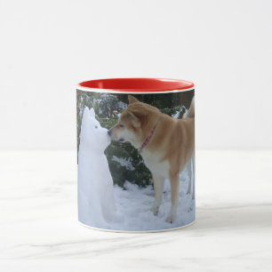 Tasse mignon akita baiser bonhomme de neige chien de nei