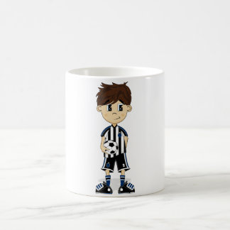 Tasse mignonne de garçon du football
