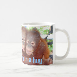 Tasse mignonne d'étreinte avec des animaux