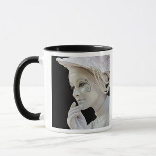 Tasse Mimeuse féminine se produisant à l'angle d'une rue