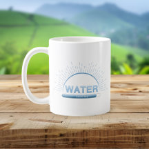 Tasse minimale bleue pour une bonne journée à l'ea