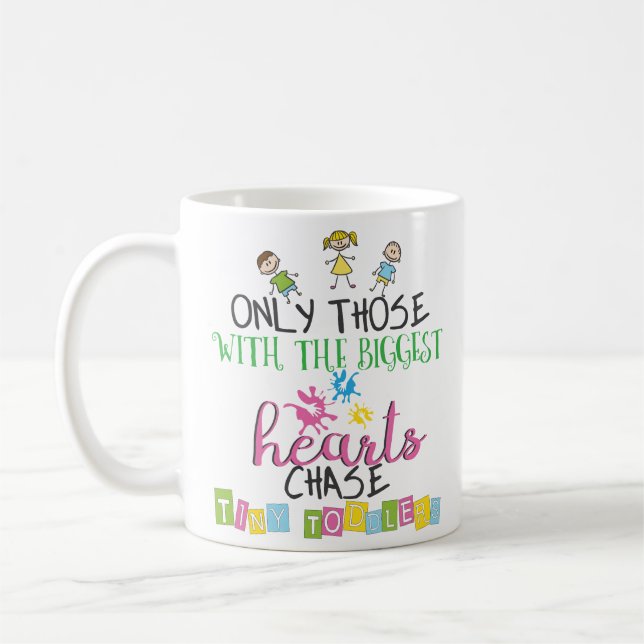 Tasse minuscule d'enfants en bas âge de chasse de (Gauche)