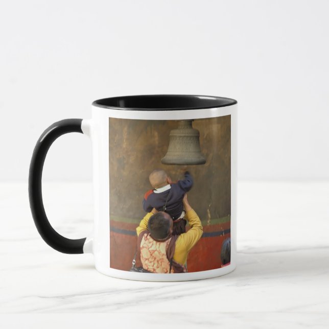 Tasse Moine bouddhiste tibétain levant un garçon pour so (Gauche)