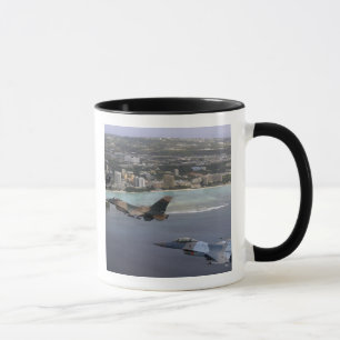 Tasse Mouche de combat des Falcons trois F-16 dans la