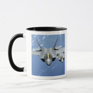 Tasse Mouche de deux F-22 Raptors au-dessus de l'océan