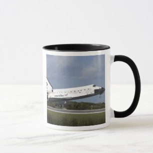 Tasse Navette spatiale Découverte atterrit sur la piste 