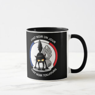 Tasse noire, à l'image des chats noirs
