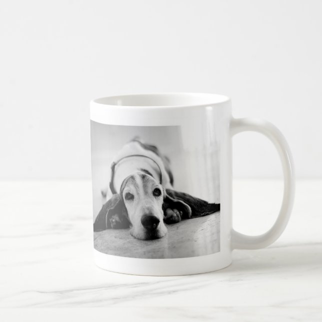 Tasse noire et blanche de Basset Hound (Droite)