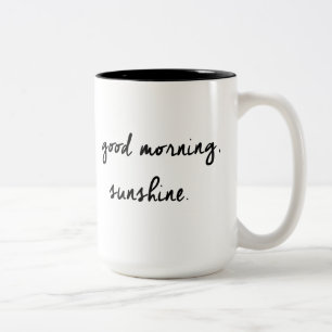 Tasse noire et blanche de soleil bonjour