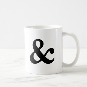 Tasse noire et blanche d'esperluète