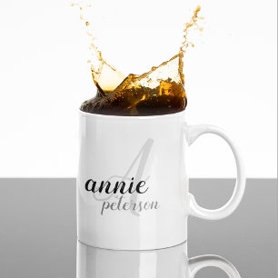 Tasse Nom personnalisé. Un monogramme de lettre sur b/w