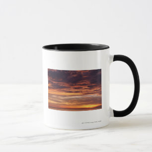 Tasse Nuages foncés en ciel strié par orange