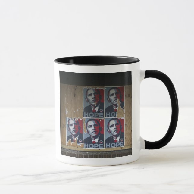 Tasse Obama signe sur une fenêtre condamnée d'un (Droite)
