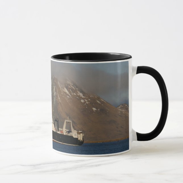 Tasse Océan de l'Alaska, chalutier usine dans le port (Droite)