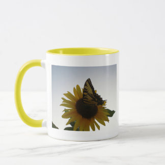 Tasse Papillon se reposant au crépuscule