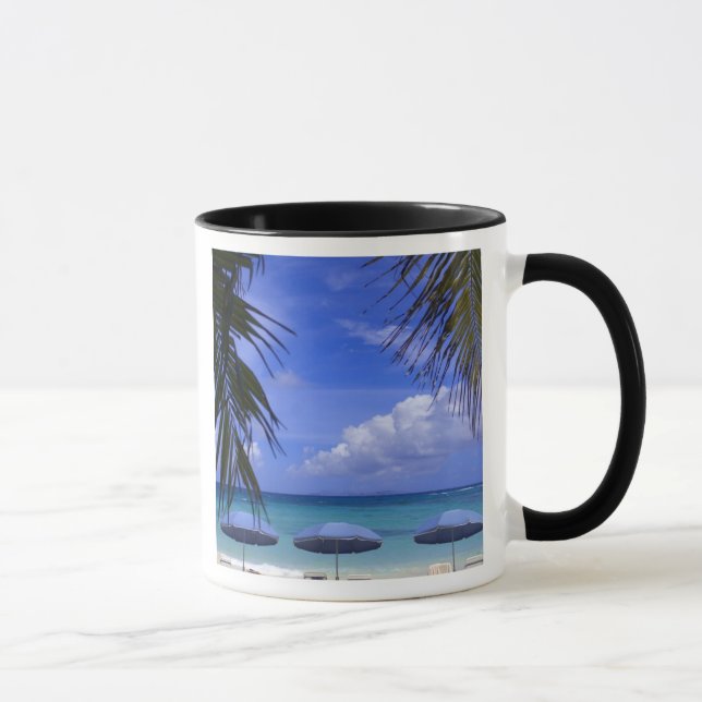 Tasse parapluies sur la plage, à Saint-Martin, Caraïbes (Droite)