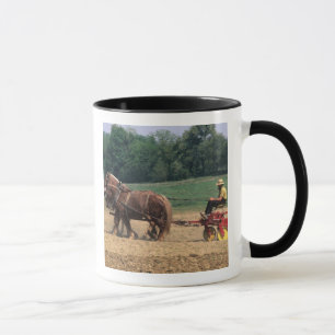 Tasse Pays Amish gens simples dans l'agriculture avec
