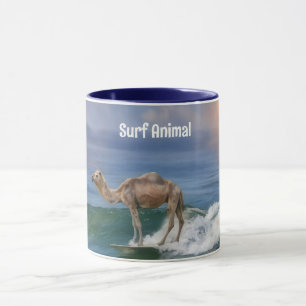 Tasse personnalisée amusante avec chameau surfant