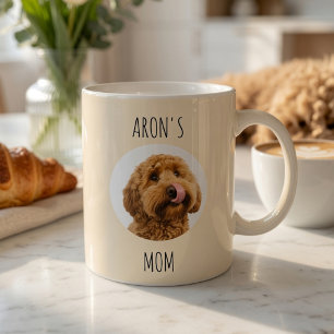 Tasse personnalisée 'Dog Mom' en crème avec le nom