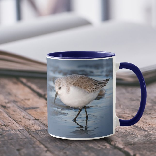 Tasse Petit Sanderling mignon à la plage (Cute Sanderling Strolling on Beach 11 oz Coffee Mug Cover Photo.)