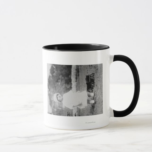 Tasse Petite fille avec jouet Wagon photo (Droite)