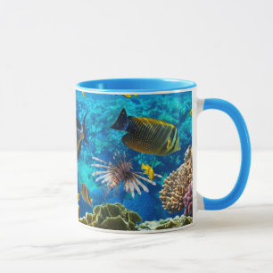 Tasse Photo d'un poisson tropical sur un récif coralien
