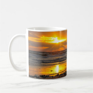 Tasse pittoresque de lever de soleil de plage de