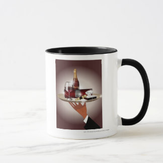 Tasse Plan rapproché de la main d'un serveur tenant un