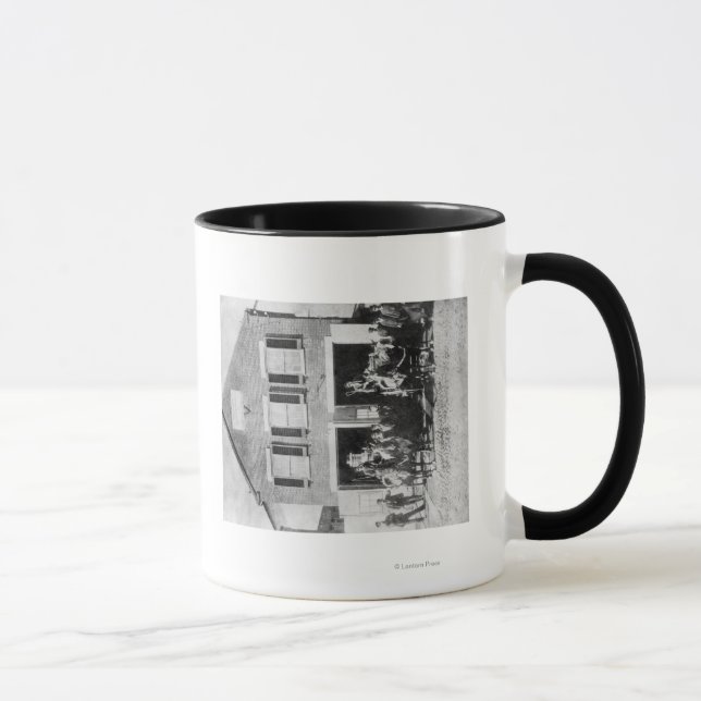 Tasse Pompiers avec équipement devant Firehouse (Droite)