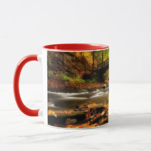 Tasse Pont en bois et crique dans l'automne