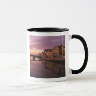 Tasse Ponts au-dessus de la rivière Arno au coucher du 