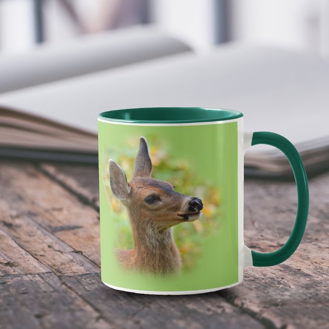 Tasse Portrait vierge du cerf de queue noire souriant Fa (Vignetted Portrait of Smiling Blacktail Deer Fawn 11 oz Coffee Mug Cover Photo.)