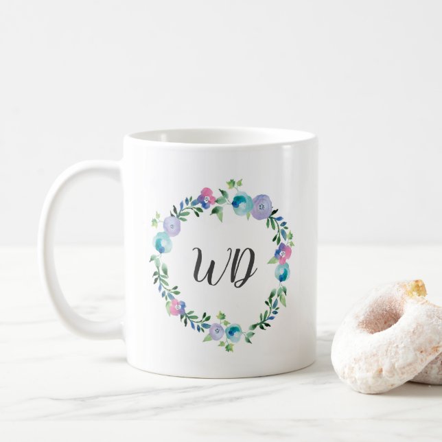 Tasse pourpre bleue florale de monogramme (Avec donut)