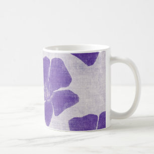 Tasse pourpre de fleurs